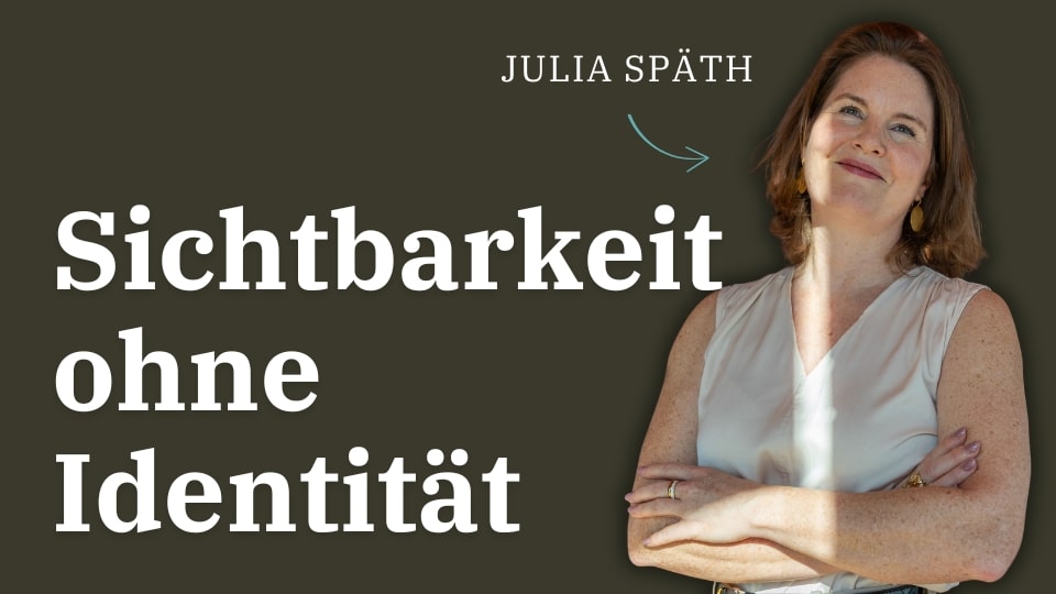 Porträt von Julia Späth, Markenstrategin, während sie über Markenfundament, Positionierung und authentisches Personal Branding spricht.